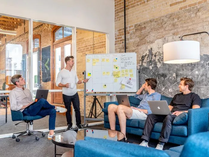 Team im Meeting bei der Planung einer Website-Strategie am Whiteboard